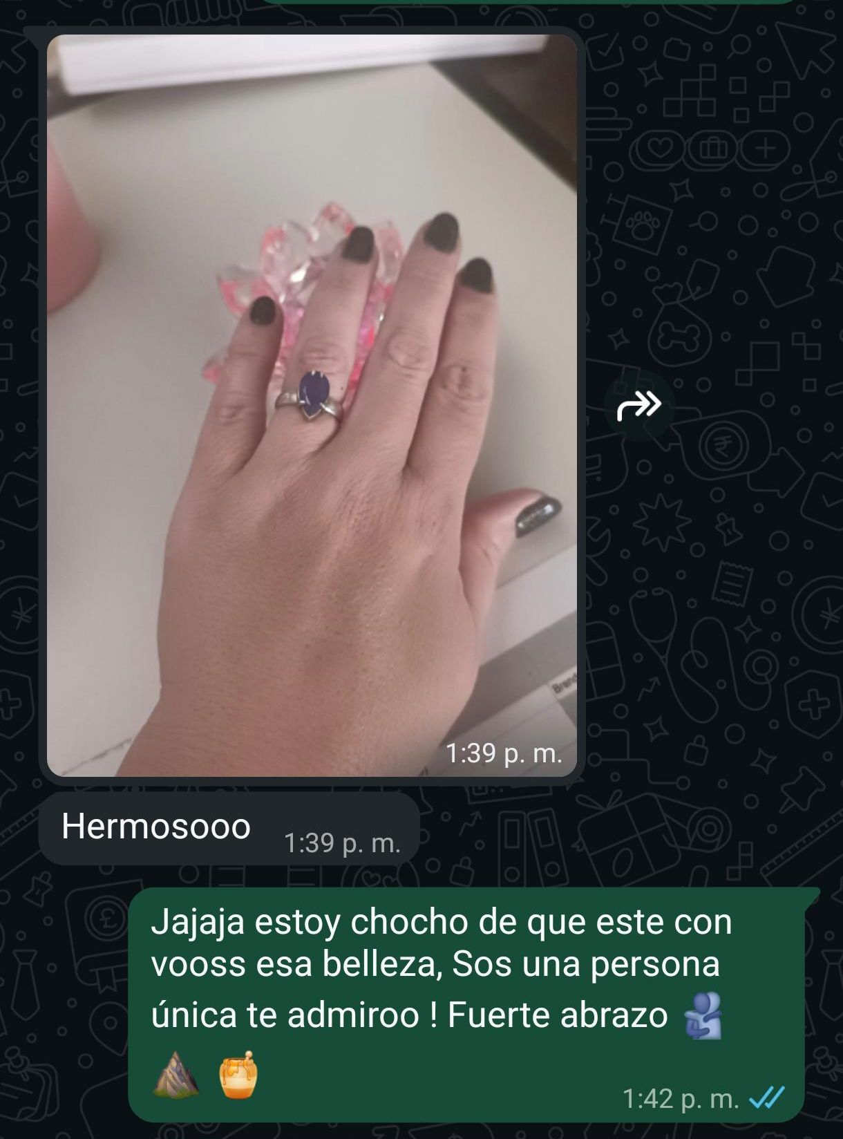 Una clienta muestra en su mano el anillo de piedra y dice hermoso